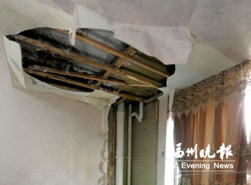 一住户家被楼上漏水破坏的天花板吊顶。