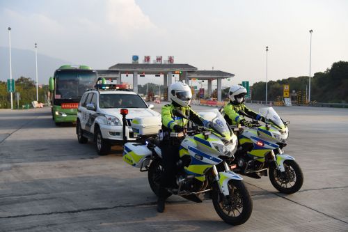 漳州交警为复工复产企业提供道路交通保障