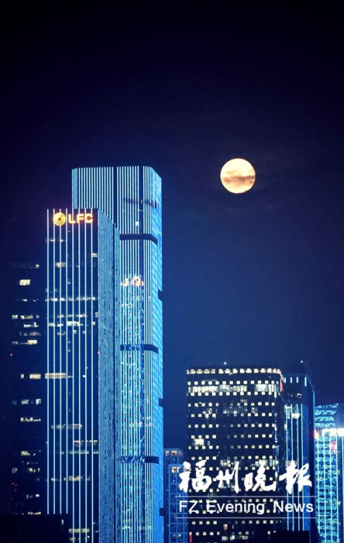 昨日19时30分，福州城区夜空的“年度超级月亮”。读者 陈景 摄