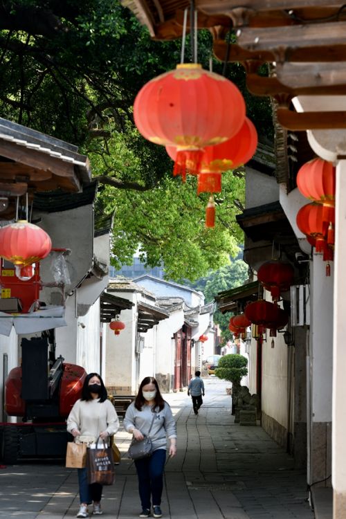 游客在福州三坊七巷历史文化街区内游览。新华社记者 姜克红 摄