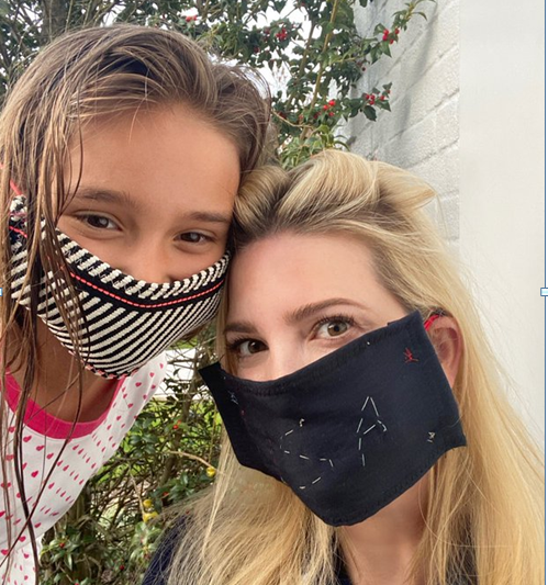 伊万卡和女儿晒自制口罩 把美国缝了上去！
