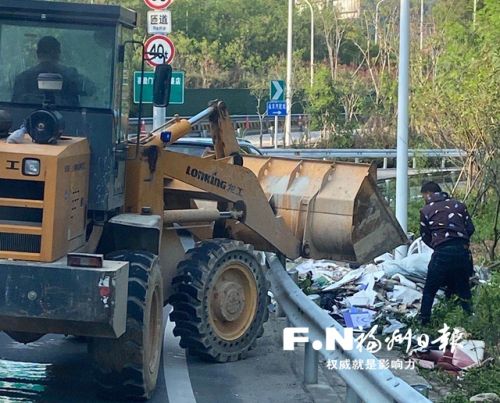 福州晋安城管立行立改 清理路边偷倒垃圾
