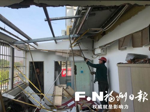 工人拆除违建房屋。记者 王玉萍 摄