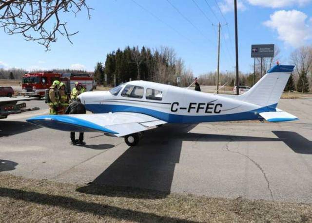 加拿大一架小型飞机因机械故障紧急迫降高速公路 安全着陆