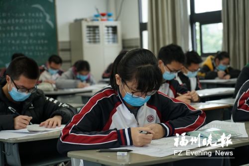 福州四中学生戴着口罩考试。