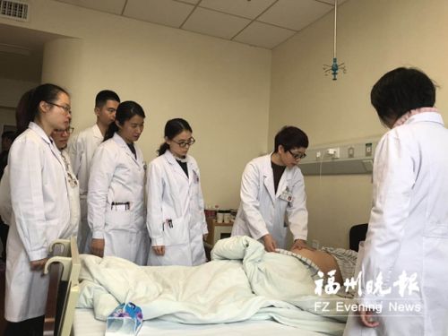 刘照贞医生（右二）和她的医疗团队在查房。受访者供图