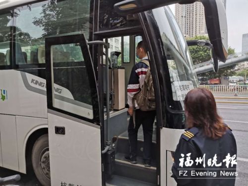 学生乘坐定制公共巴士去学校。
