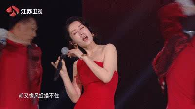 刘敏涛唱歌表情管理失控 网友：姐手上拿的不是麦克风，而是摇晃的红酒杯！=