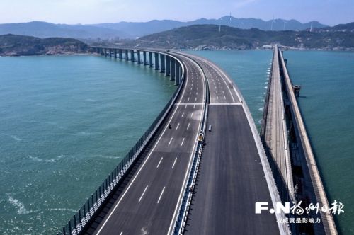 长平高速公路二期工程松下跨海特大桥。记者 叶义斌摄