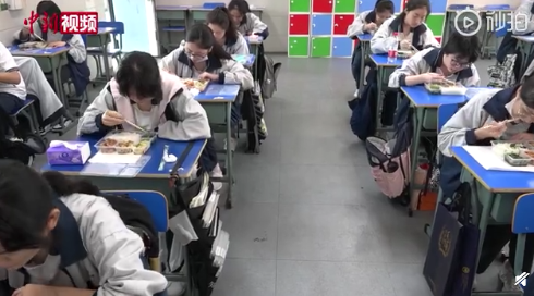 武汉高三学生这样吃午餐！武汉高三学生是怎么吃午餐的现场图