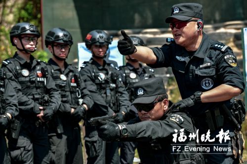 　教官指导巡特警队员进行射击训练。