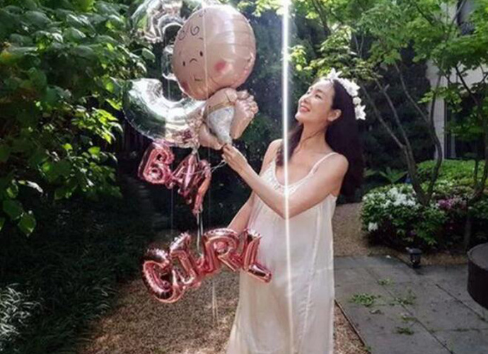 崔智友晒9月孕肚照 手中气球透露小孩性别是女孩