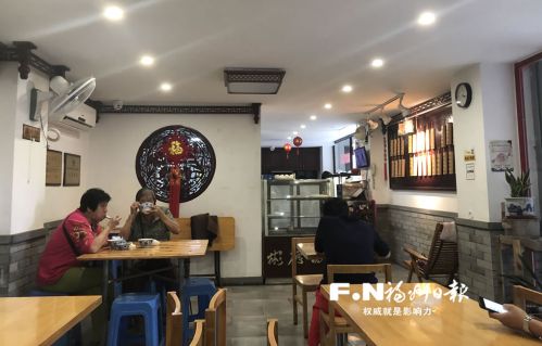 食客在彬德桥“米时”粿店用餐。记者 颜澜萍 摄