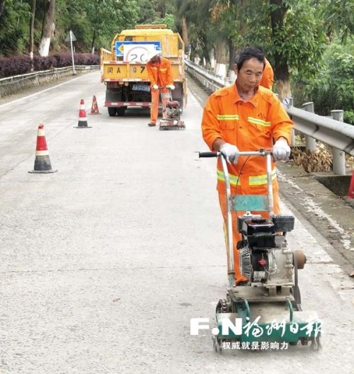 　　作业人员对道路进行预防性养护。（连江公路中心供图）