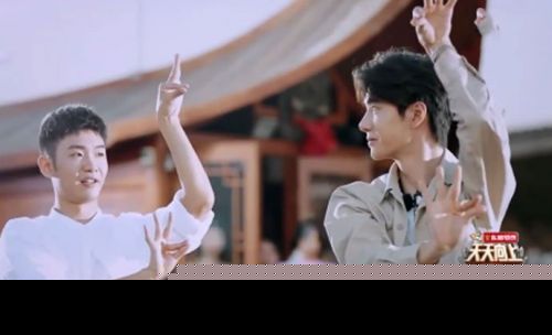 王一博学跳孔雀舞是什么节目？现场图曝光这个细节透露舞蹈功底很好