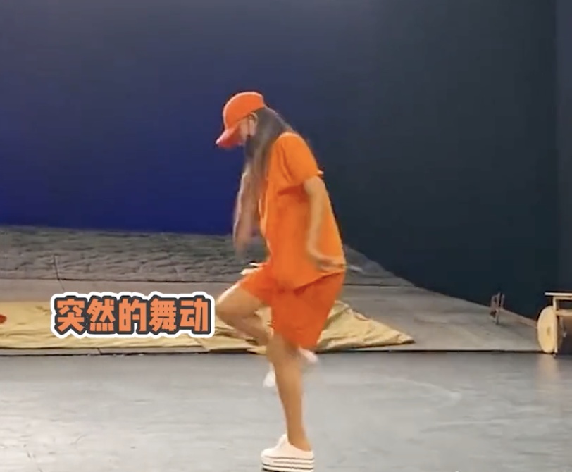 61岁杨丽萍走台步模仿杰克逊舞步干净利落 长发及腰身材纤细 
