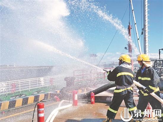 泉州石井港开展海上溢油、消防船岸联合演习