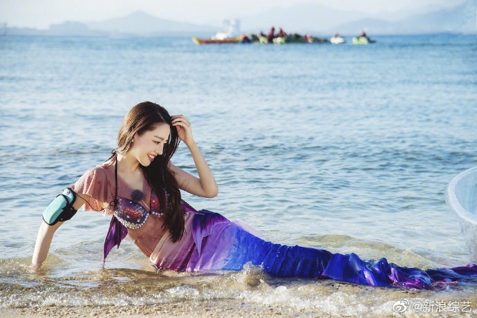 《妻子的浪漫旅行4》吉娜最新剧照 吉娜着美人鱼泳装凸显好身材