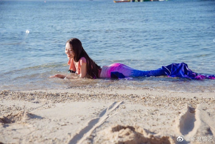 《妻子的浪漫旅行4》吉娜最新剧照 吉娜着美人鱼泳装凸显好身材